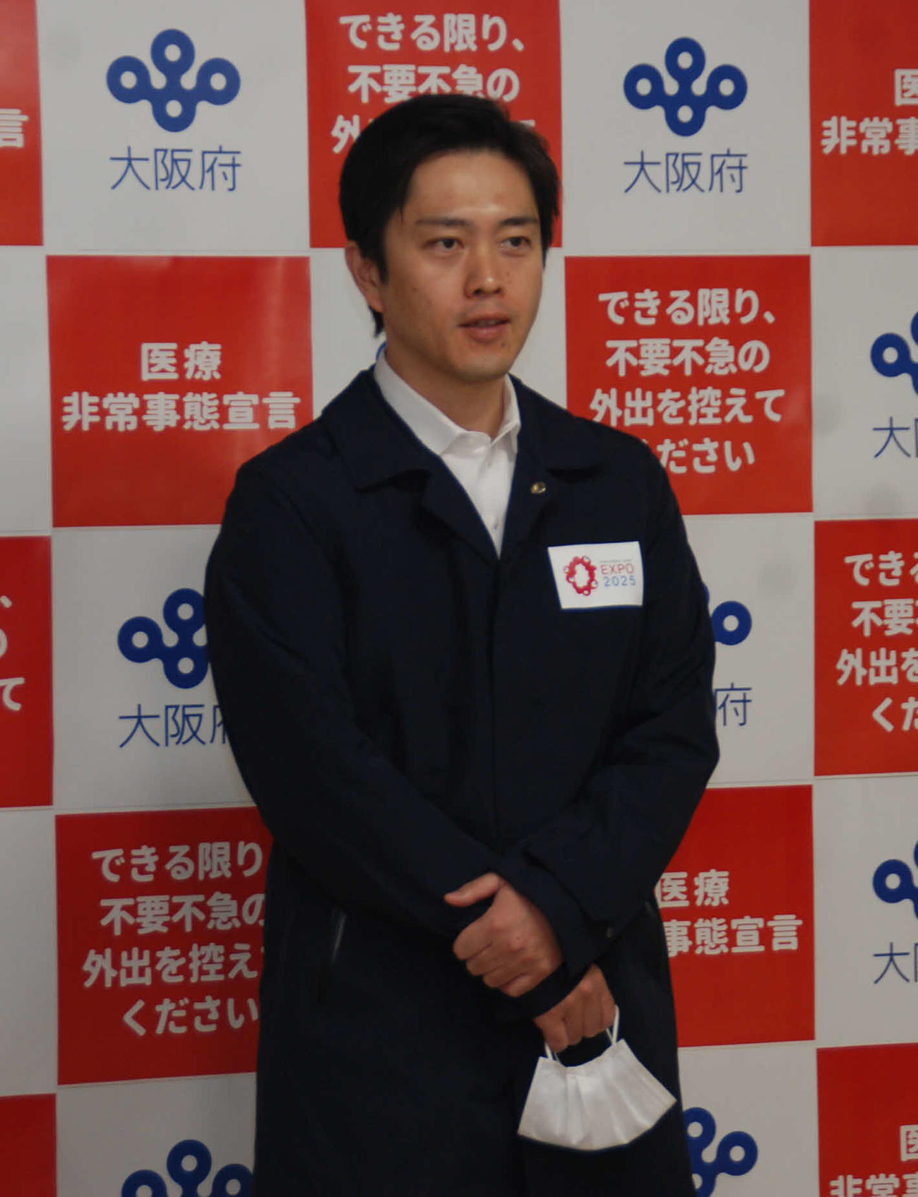 府庁で取材に応じる大阪府の吉村洋文知事（撮影・松浦隆司）