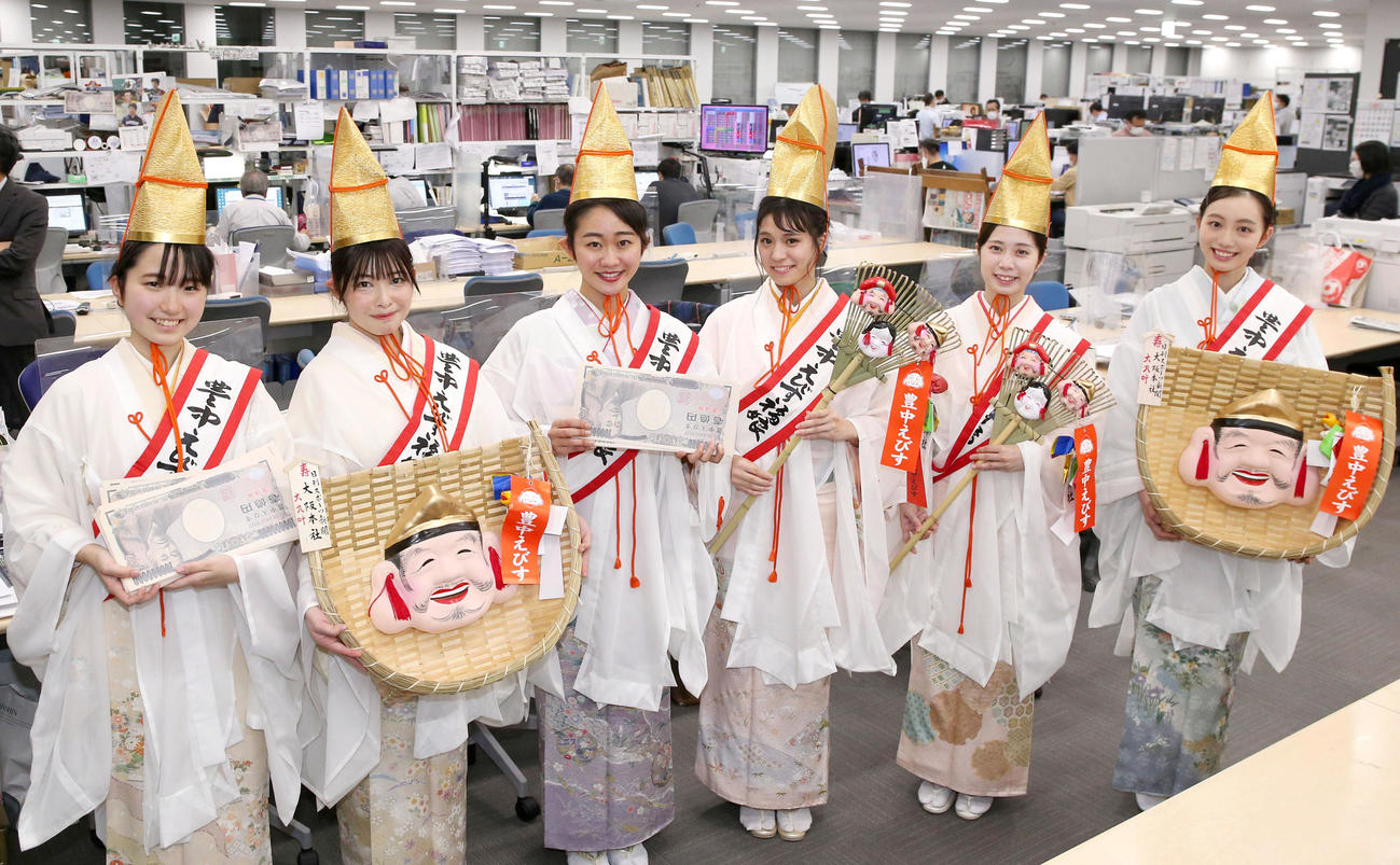 福を授けに来社した服部天神宮の福娘、左から草刈七海さん、福田真悠さん、及田瑛亜さん、岸田紗矢香さん、山田奈都美さん、水口愛菜さん（撮影・上山淳一）