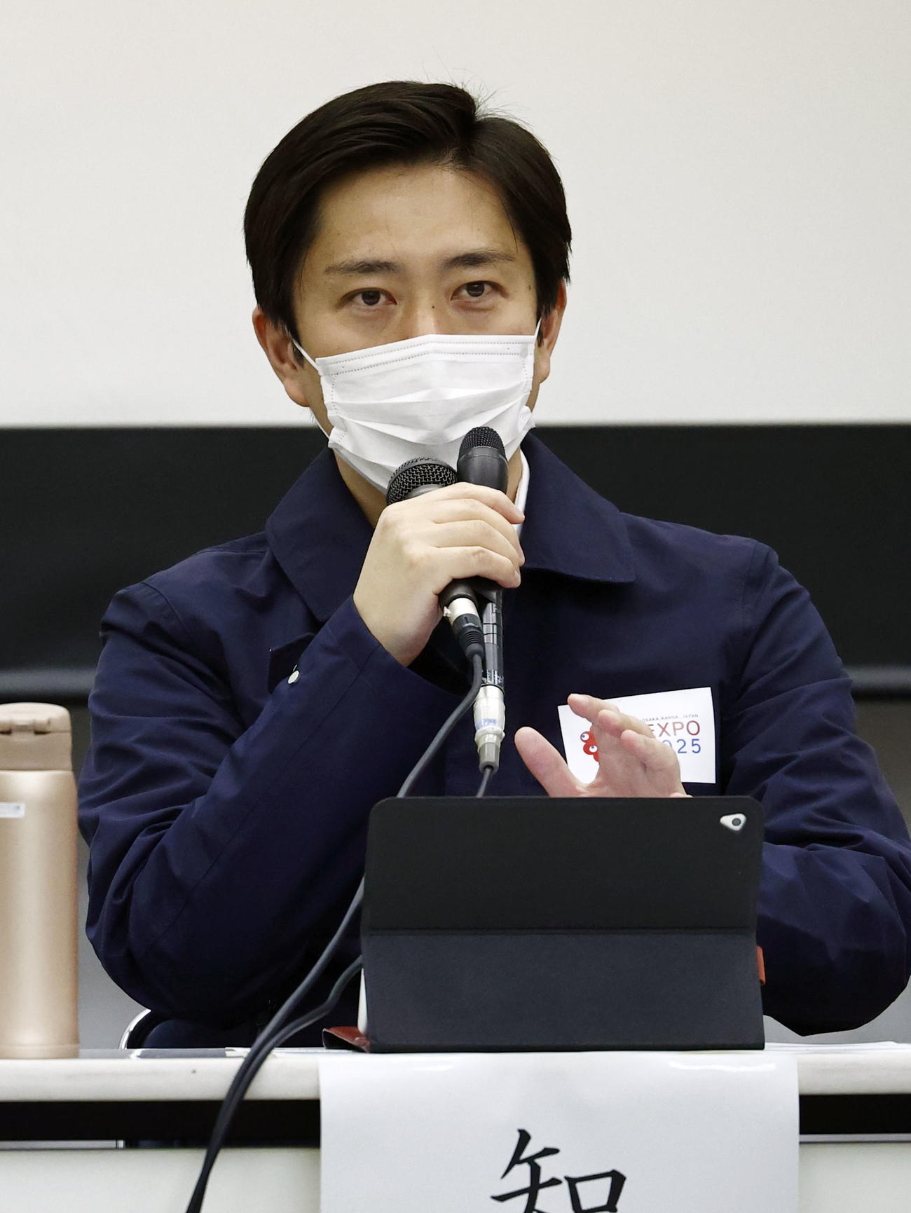 大阪府の新型コロナウイルス対策本部会議で発言する吉村洋文知事（共同）
