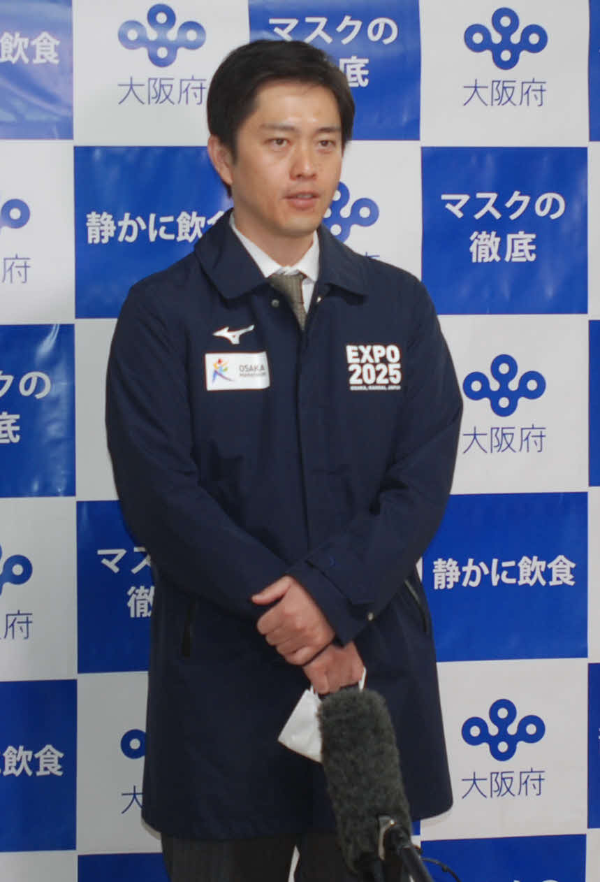 府庁で取材に応じる大阪府の吉村洋文知事（撮影・松浦隆司）