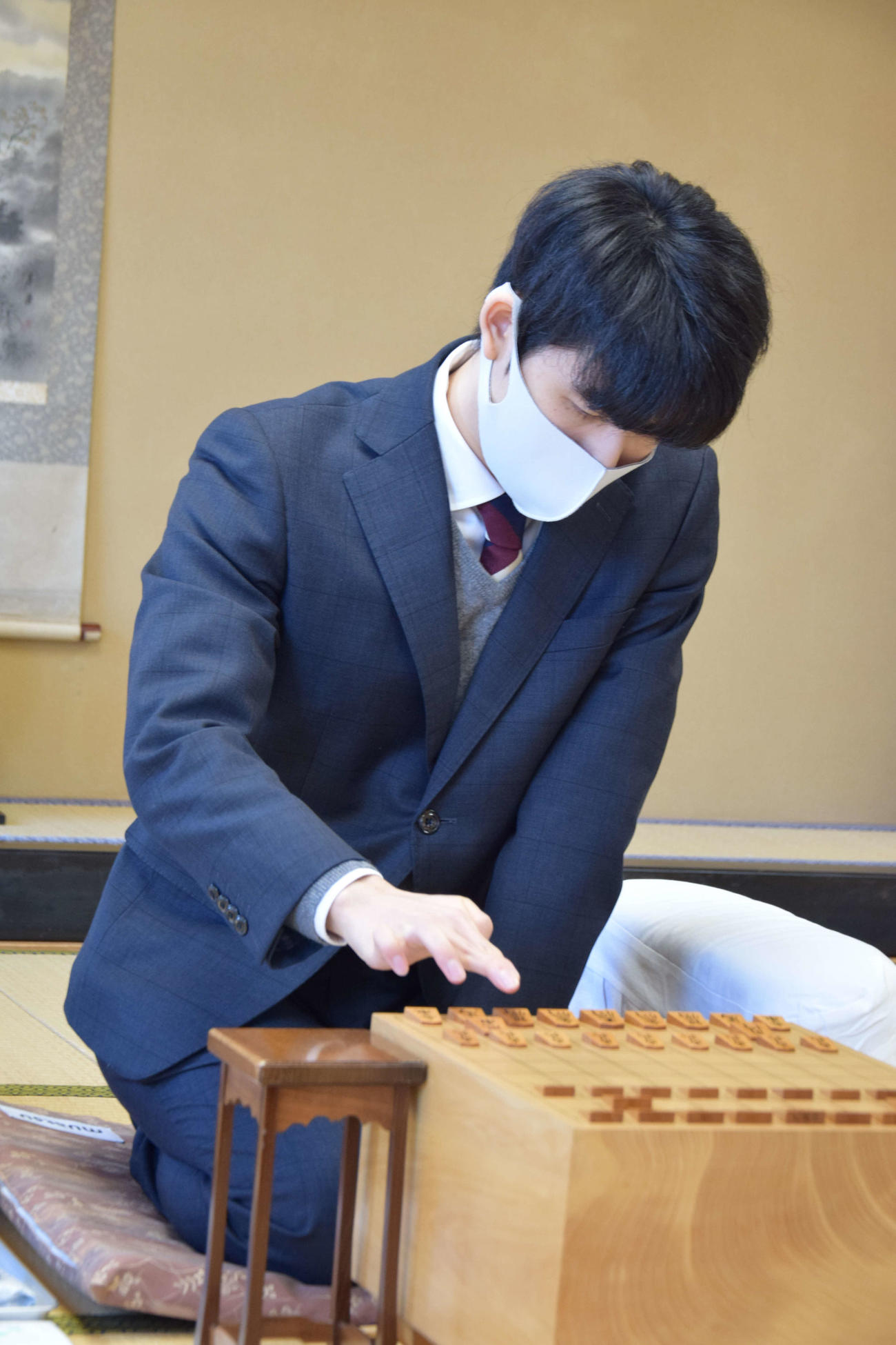順位戦B級2組で野月浩貴八段と対戦した藤井聡太2冠（日本将棋連盟提供）