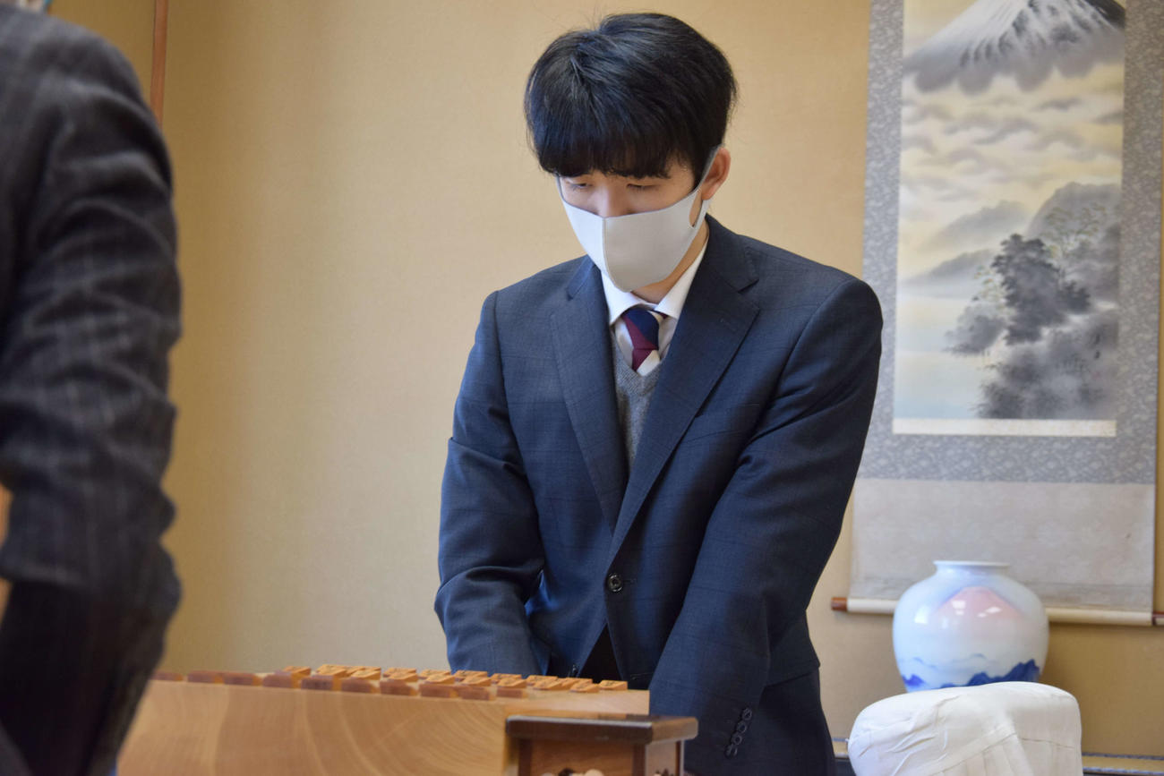 順位戦B級2組で野月浩貴八段と対戦した藤井聡太2冠（日本将棋連盟提供）