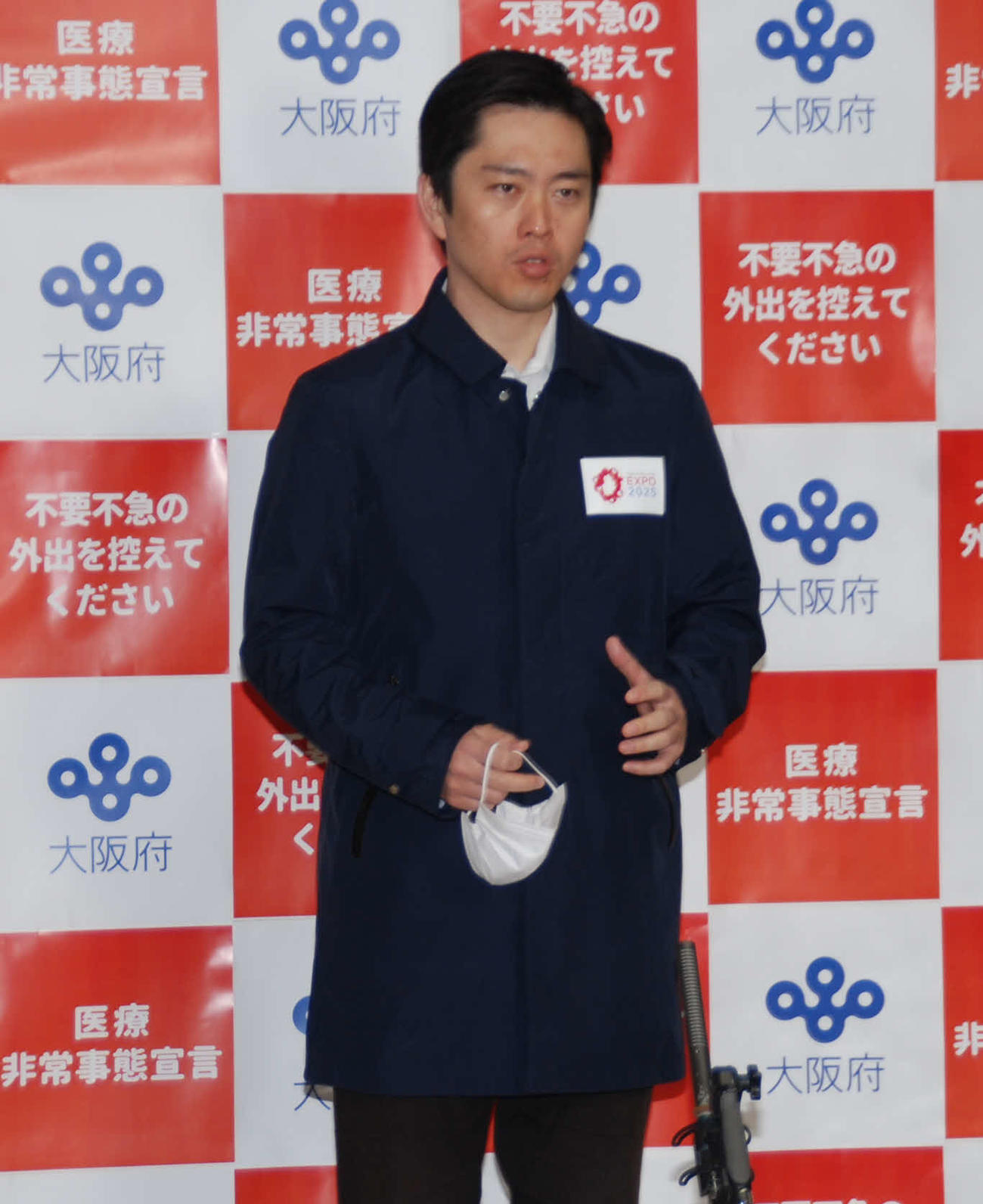 取材に応じる大阪府の吉村洋文知事