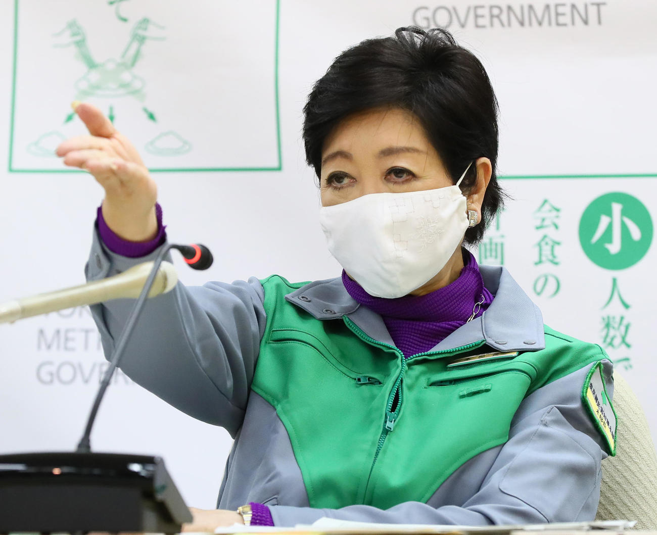 臨時の会見で質問者を指名する東京都の小池百合子知事（撮影・足立雅史）