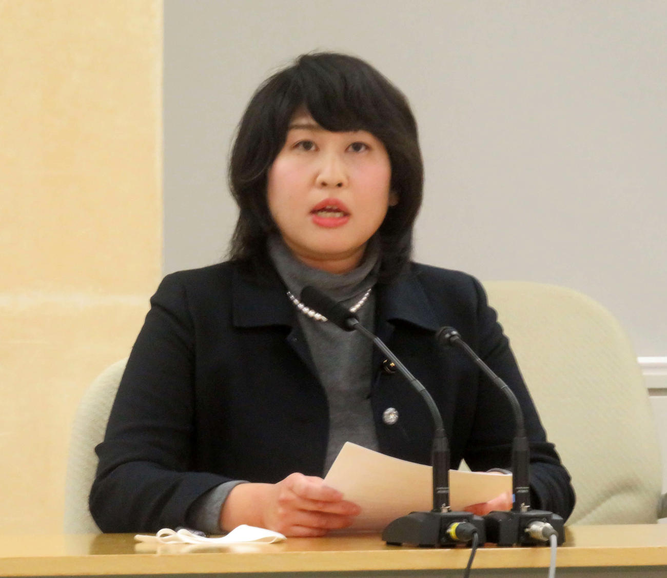 西郷歩美・東京都議会議員は18日、都庁内で会見し、都民ファーストの会を離党、日本維新の会に入党することを表明した（撮影・大上悟）