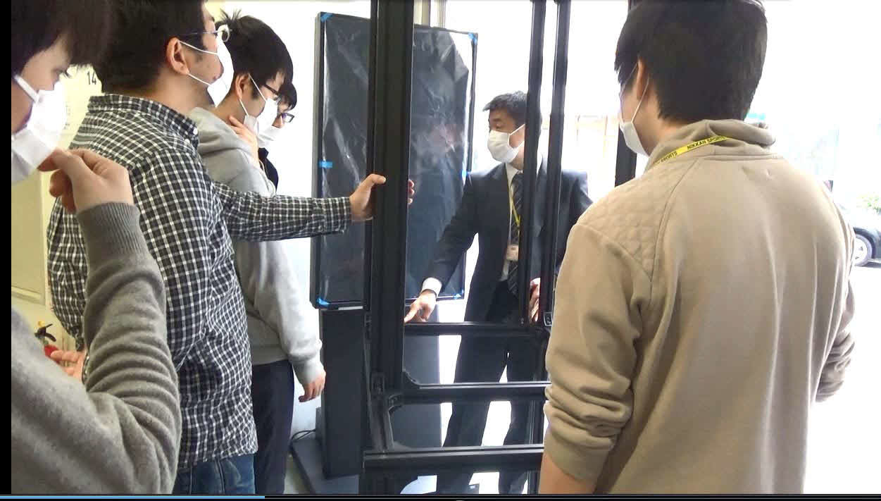 空中ディスプレーを設置する宇都宮大学の山本裕紹教授（中央）と研究室の学生たち