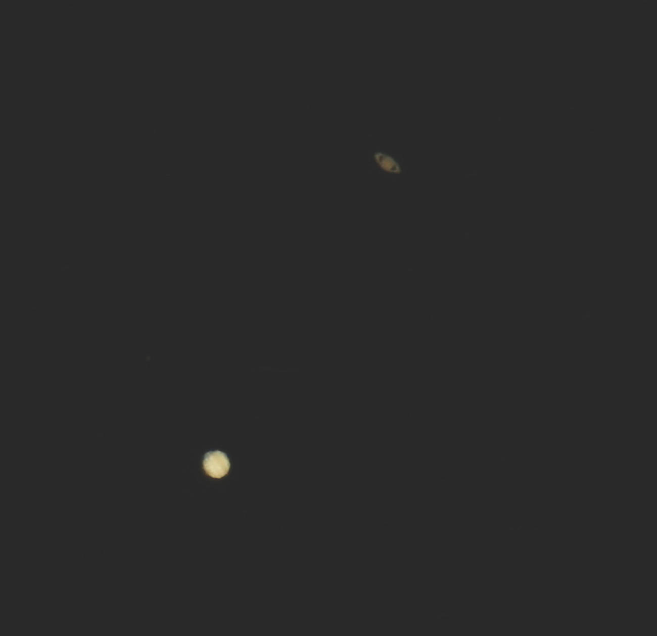 木星（下）と土星（上）の2つの惑星が397年ぶりに大接近する様子が観測できた＝17時28分、東京・中央区（撮影・井上学）
