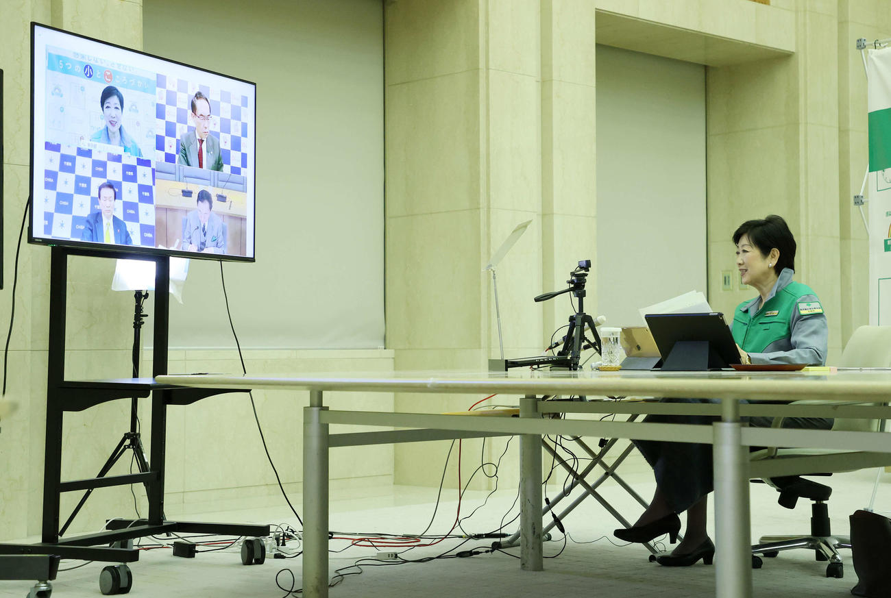 1都3県テレビ会議に臨む小池都知事（撮影・鈴木正人）