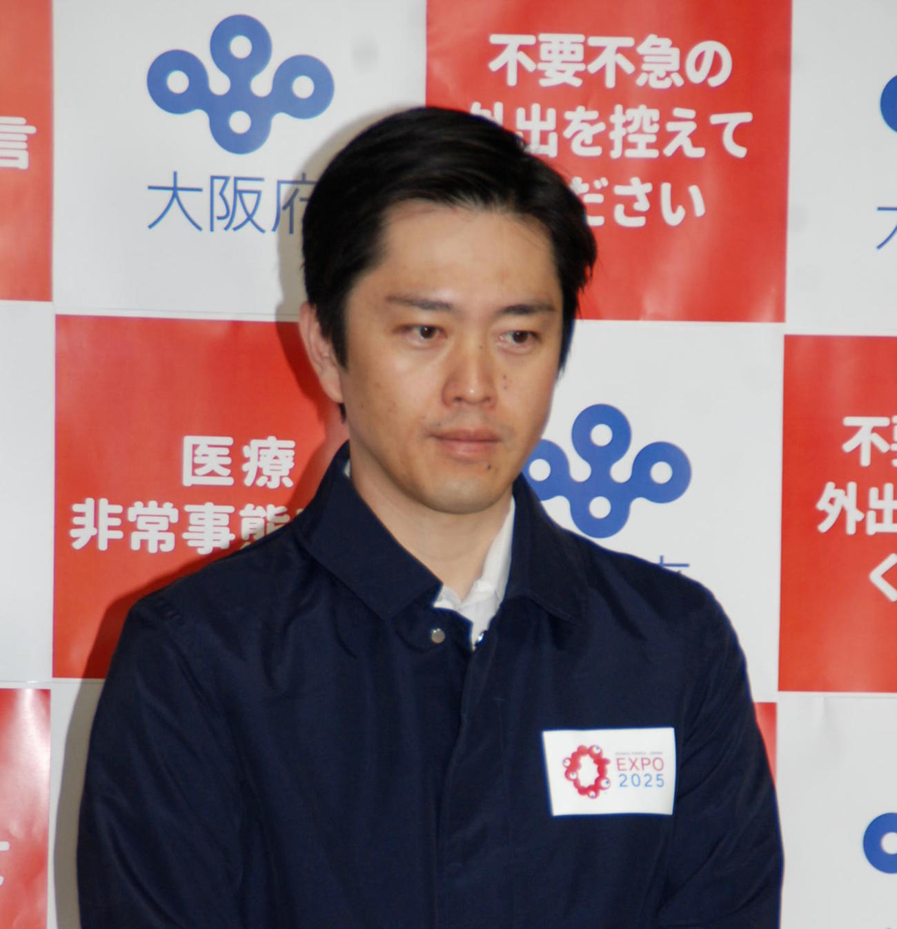 府庁で取材に応じる大阪府の吉村洋文知事（撮影・松浦隆司）