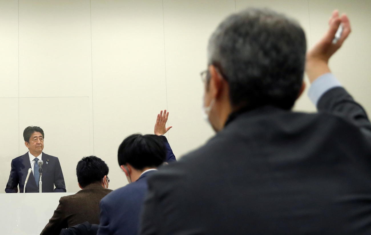 会見に臨んだ安倍前首相（ロイター）