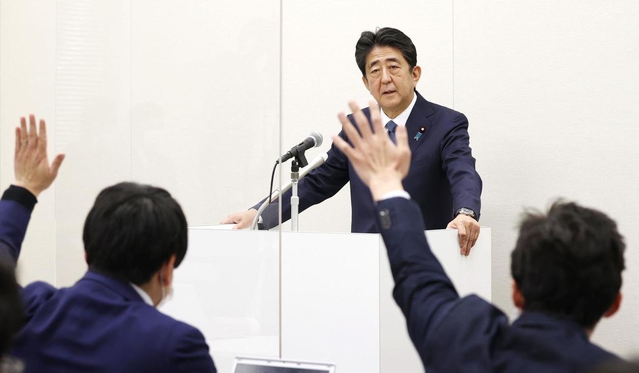 「桜を見る会」問題を巡る記者会見で、質問を受ける安倍前首相（共同）