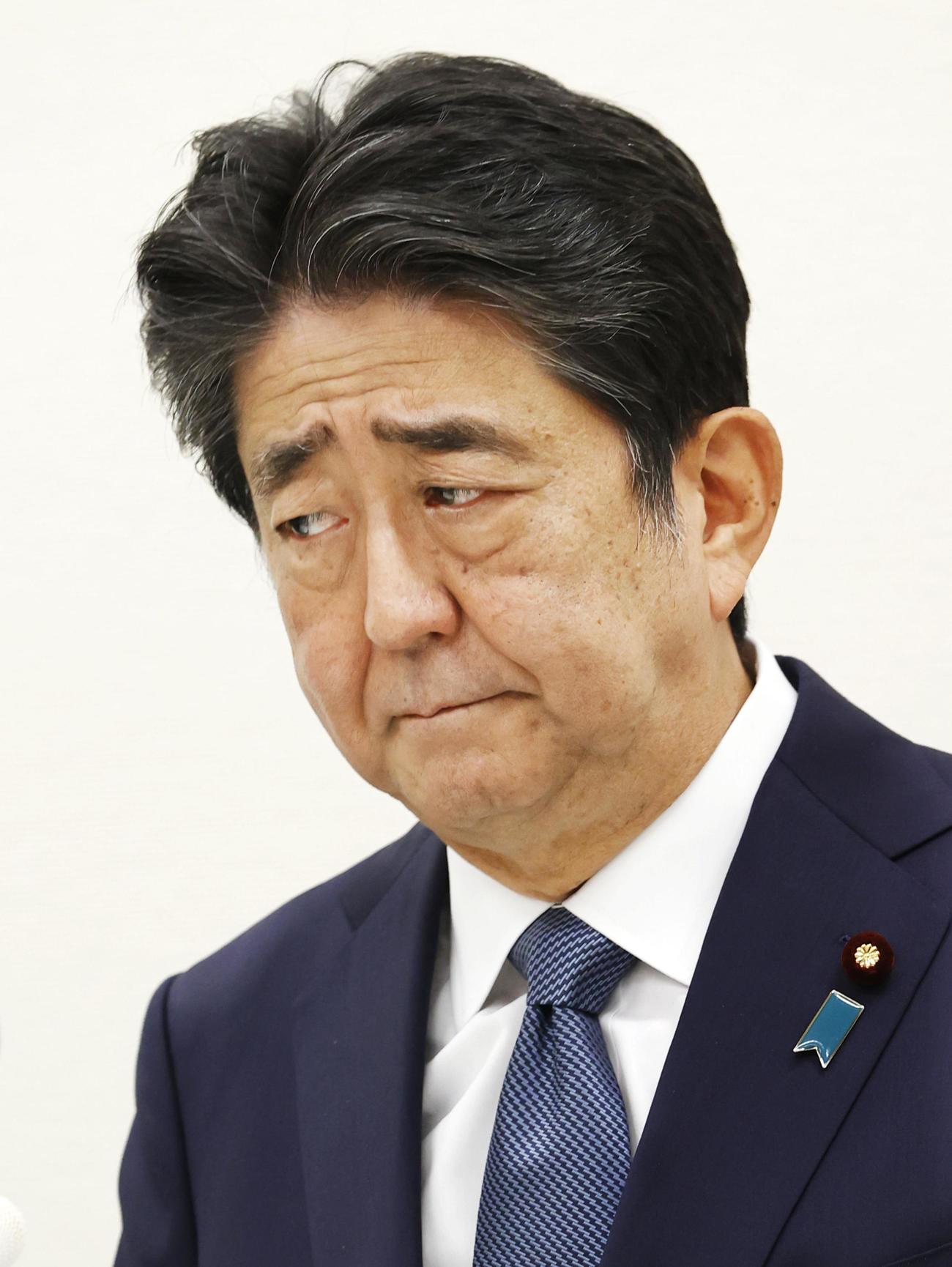 「桜を見る会」問題を巡り記者会見する安倍前首相（共同）