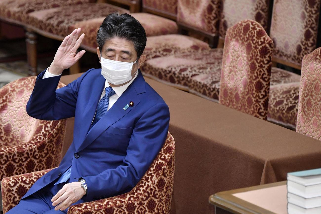 衆院議運委で答弁のため挙手する安倍前首相（共同）
