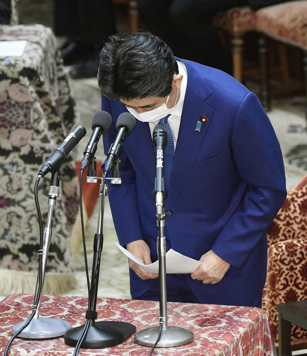 衆院議運委で頭を下げる安倍前首相（共同）