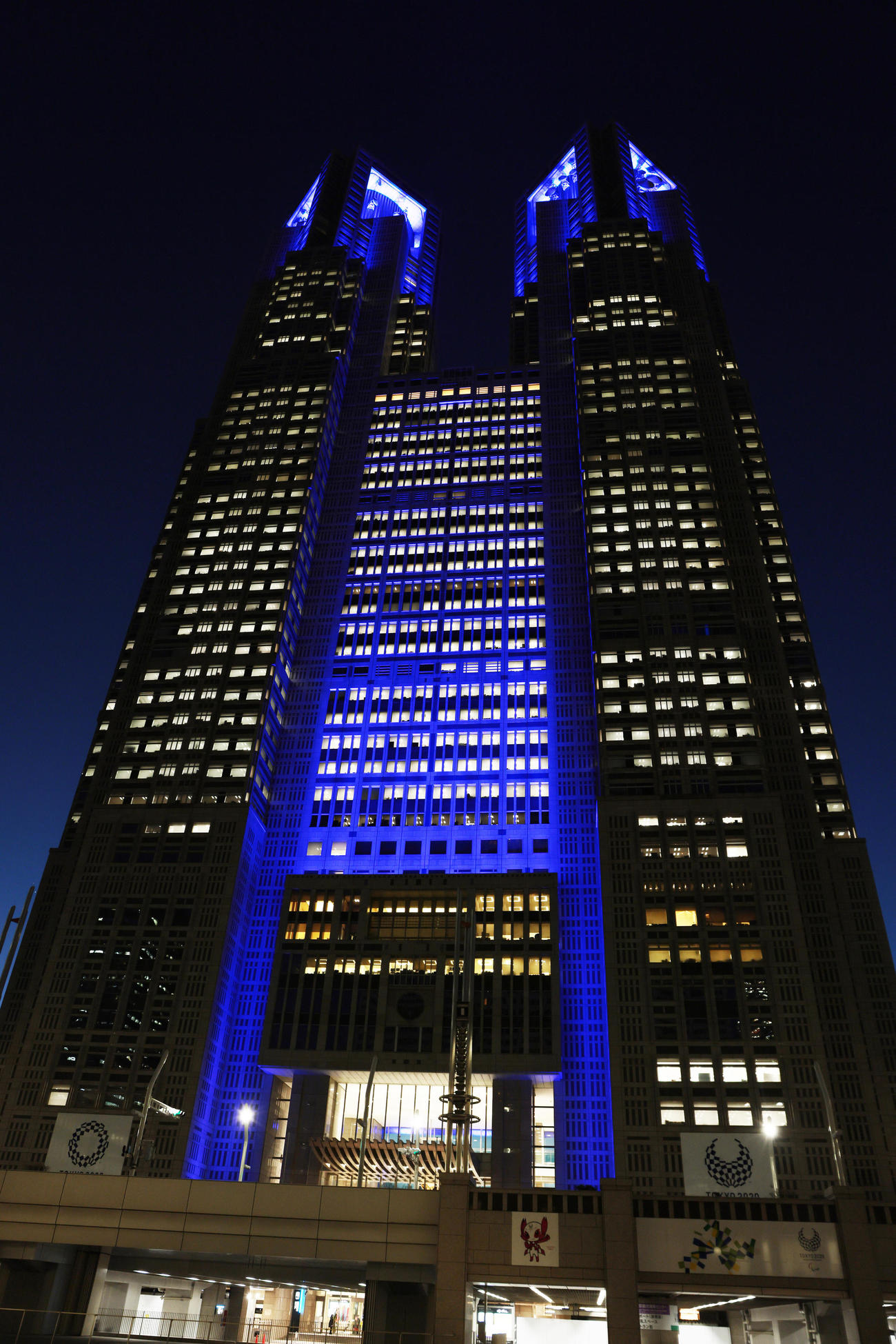 青くライトアップされた東京都庁（2020年12月17日撮影）