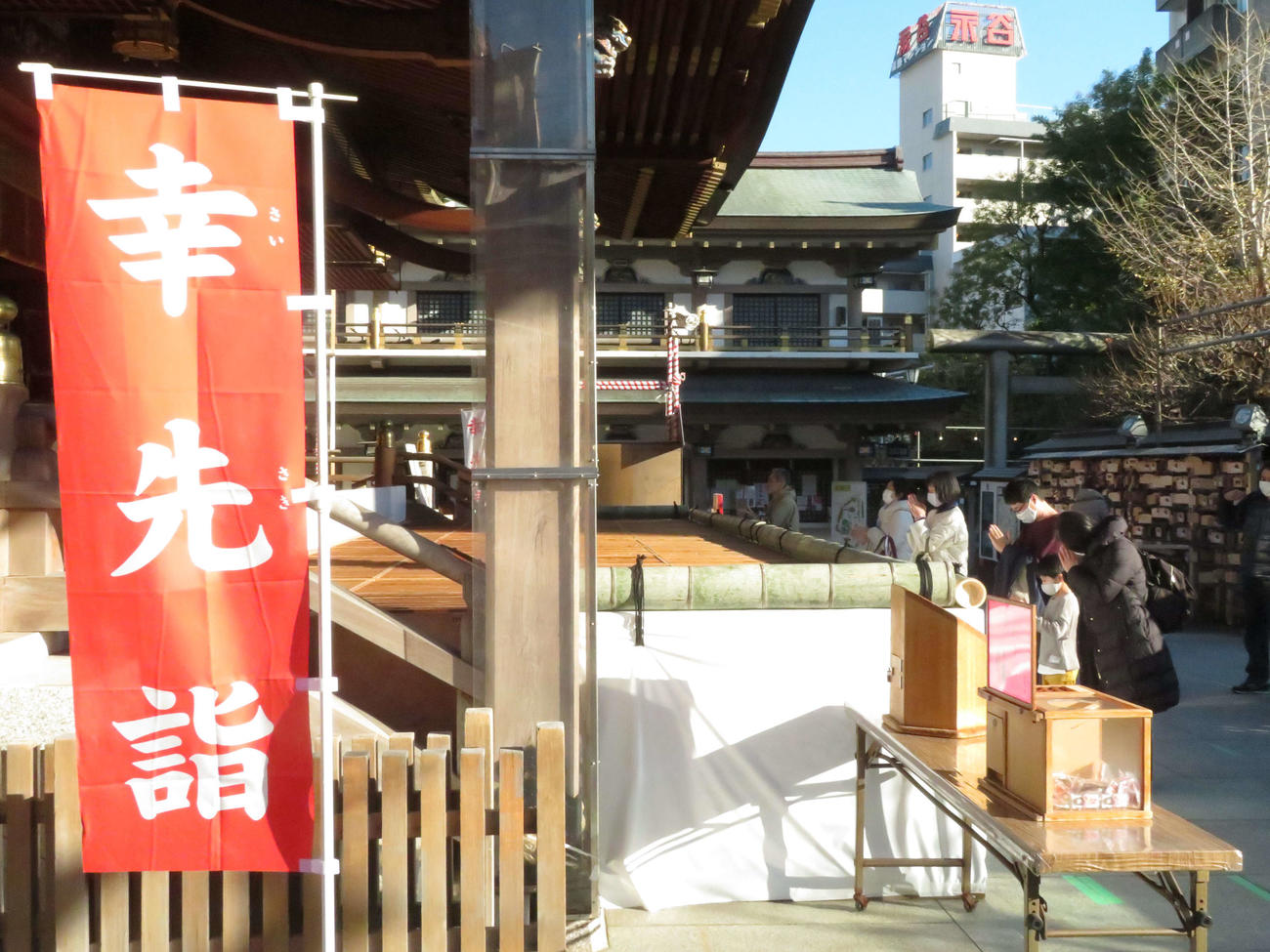 分散参拝を呼びかけ境内に「幸先詣」ののぼりが立つ湯島天満宮（撮影・沢田直人）