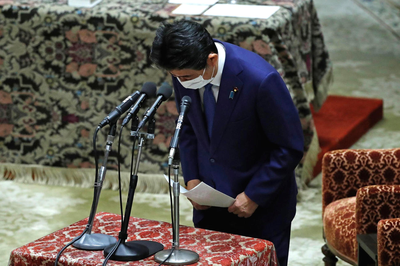 国会で質問に答える安倍前首相（ロイター）