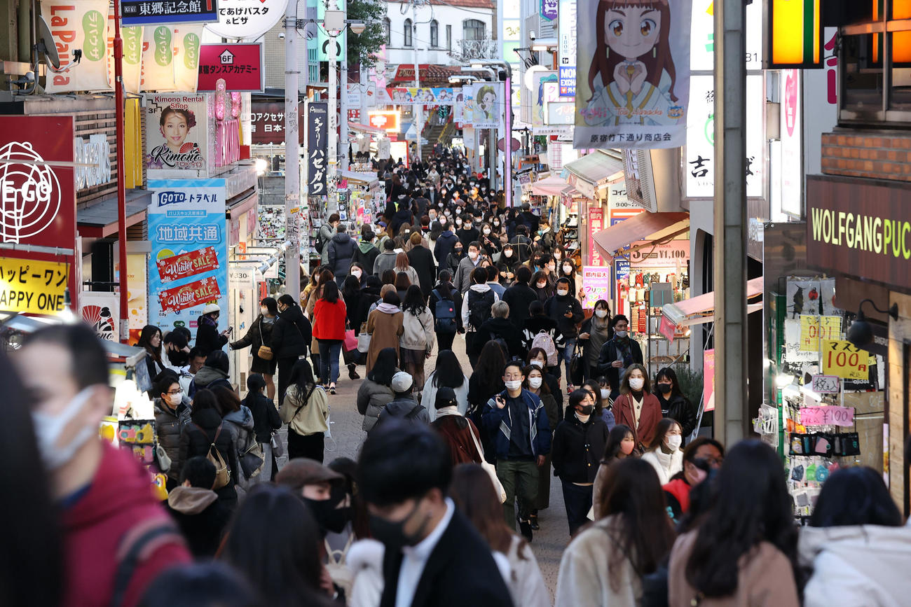 日曜日とあってか、原宿駅前の竹下通りには人があふれた（撮影・浅見桂子）