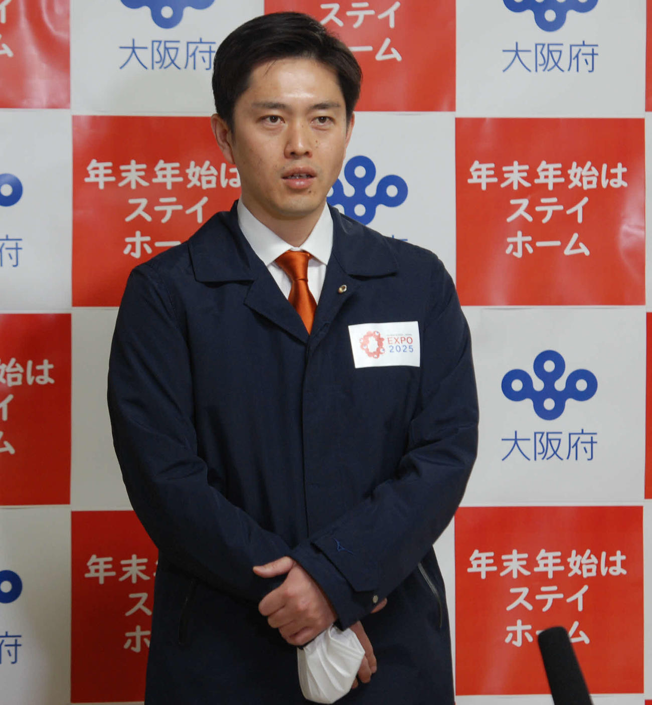府庁で取材に応じる大阪府の吉村洋文知事（撮影・松浦隆司）