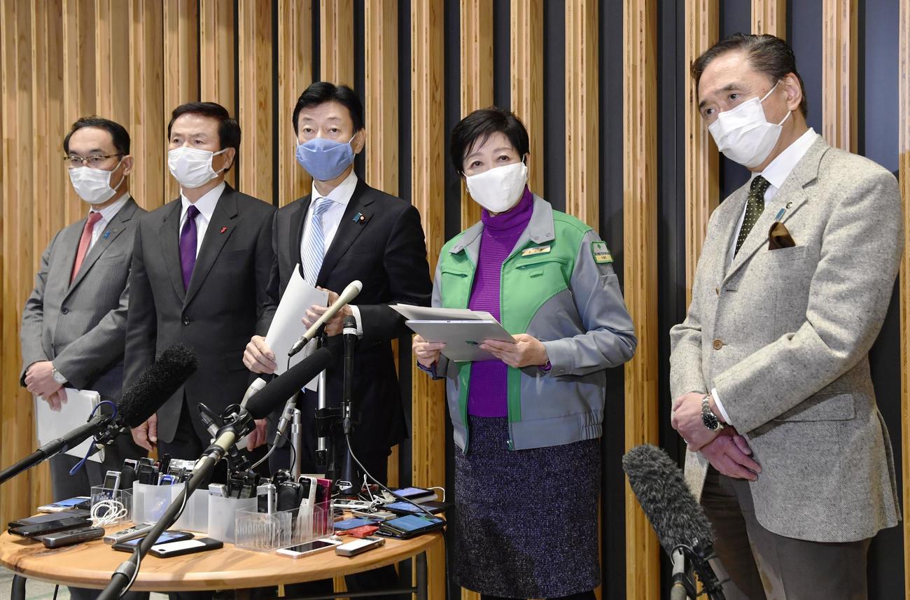 緊急事態宣言を発令するよう西村経済再生相（中央）に要請し、取材に応じる（左から）埼玉県の大野知事、千葉県の森田知事、（1人おいて）東京都の小池知事、神奈川県の黒岩知事（共同）
