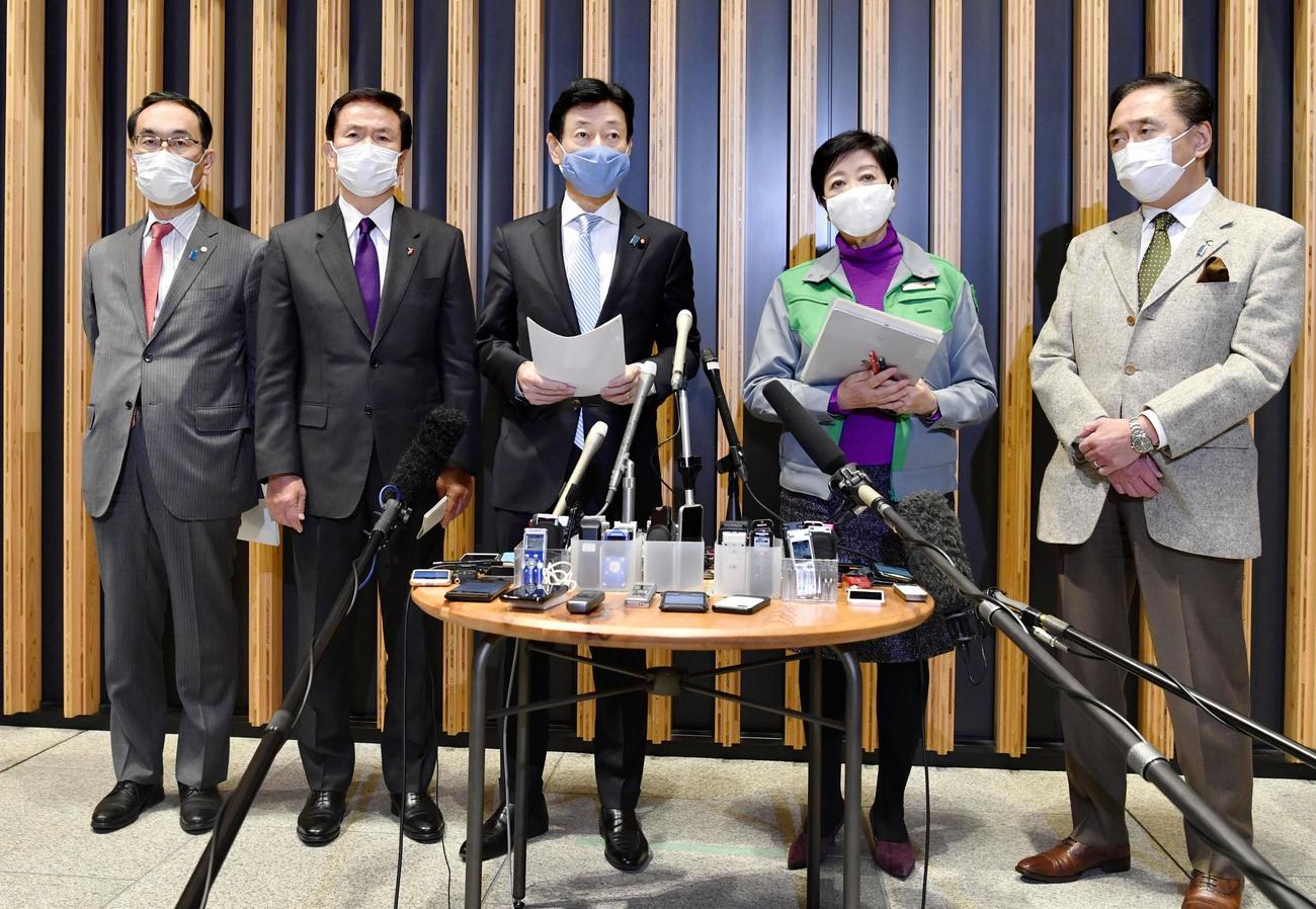 緊急事態宣言を発令するよう西村経済再生相（中央）に要請した（左から）埼玉県の大野知事、千葉県の森田知事、（1人おいて）東京都の小池知事、神奈川県の黒岩知事（共同）