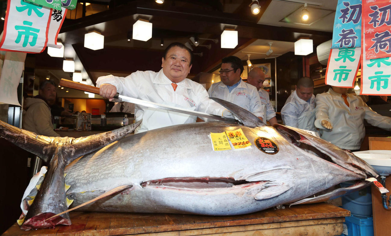 昨年1月5日、「マグロ大王」こと木村清社長は1億9320万円で競り落とした276キロのクロマグロにマグロ包丁をあてた