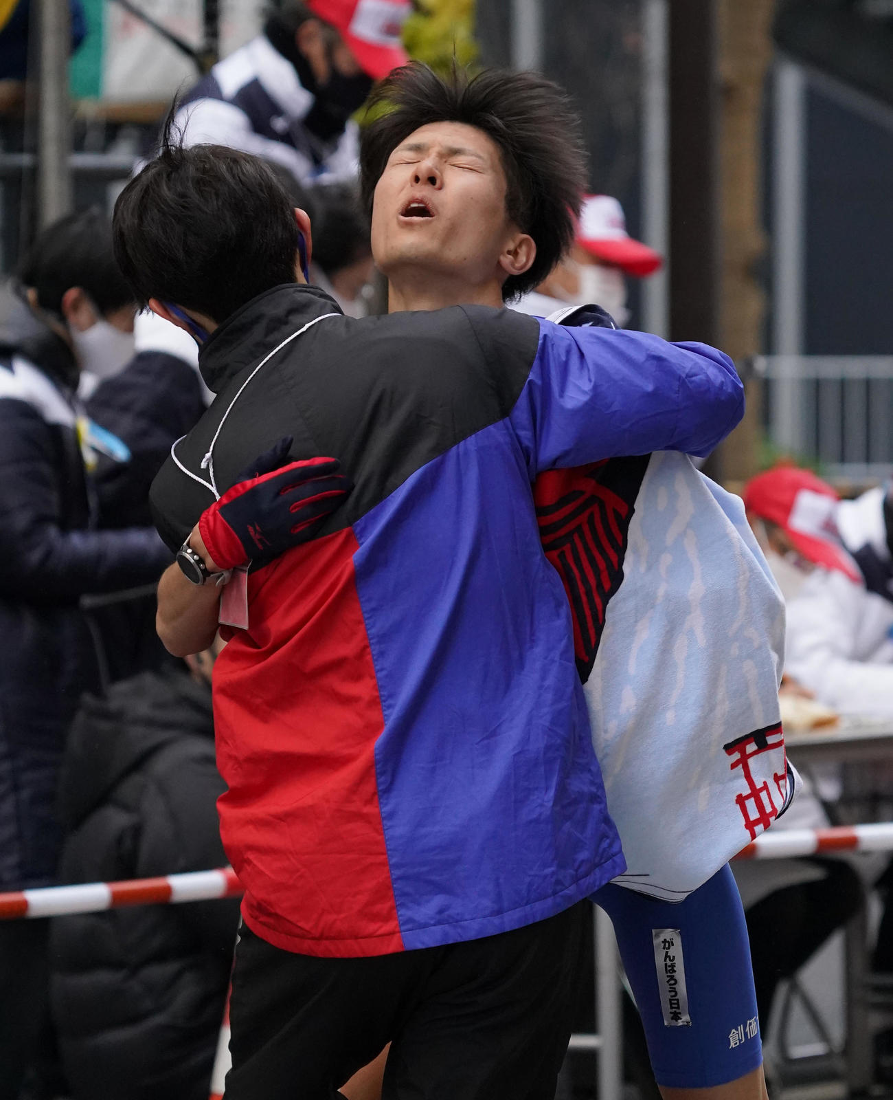 2位でゴールし、チームメートに抱えられる創価大10区小野寺（撮影・菅敏）