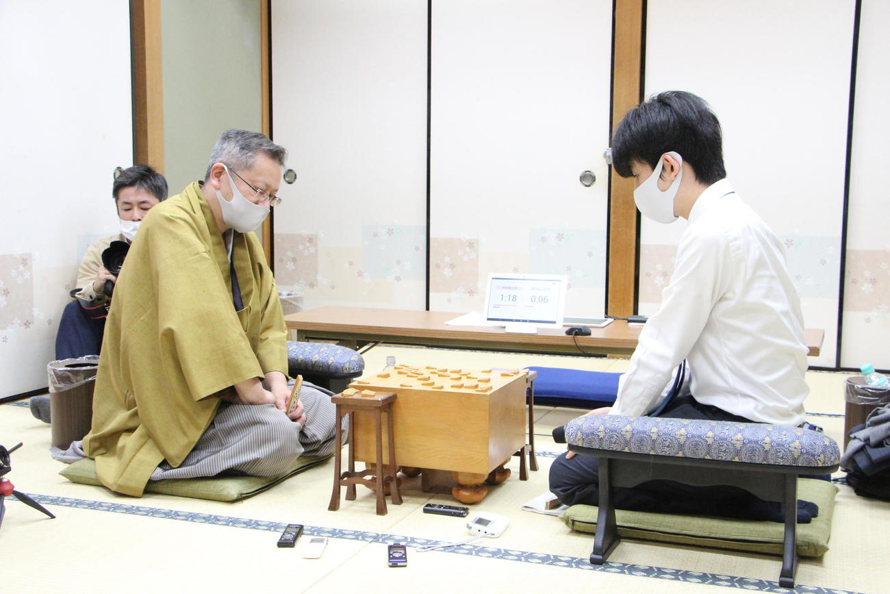 21年開幕戦を白星で飾り、感想戦を行う藤井聡太2冠（右）、中村修九段（日本将棋連盟提供）