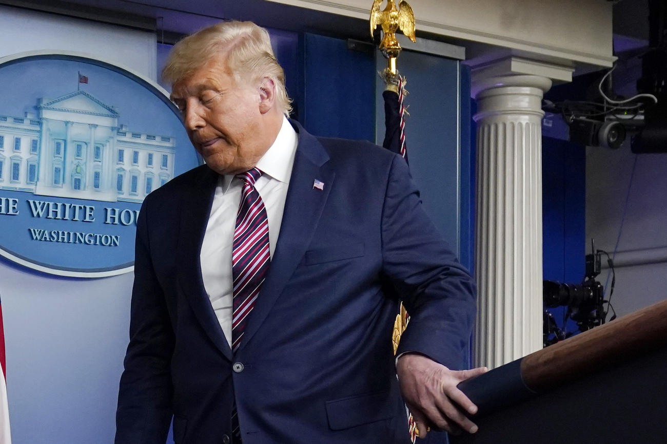 会見を終え引き揚げるトランプ大統領（AP＝2020年11月5日）