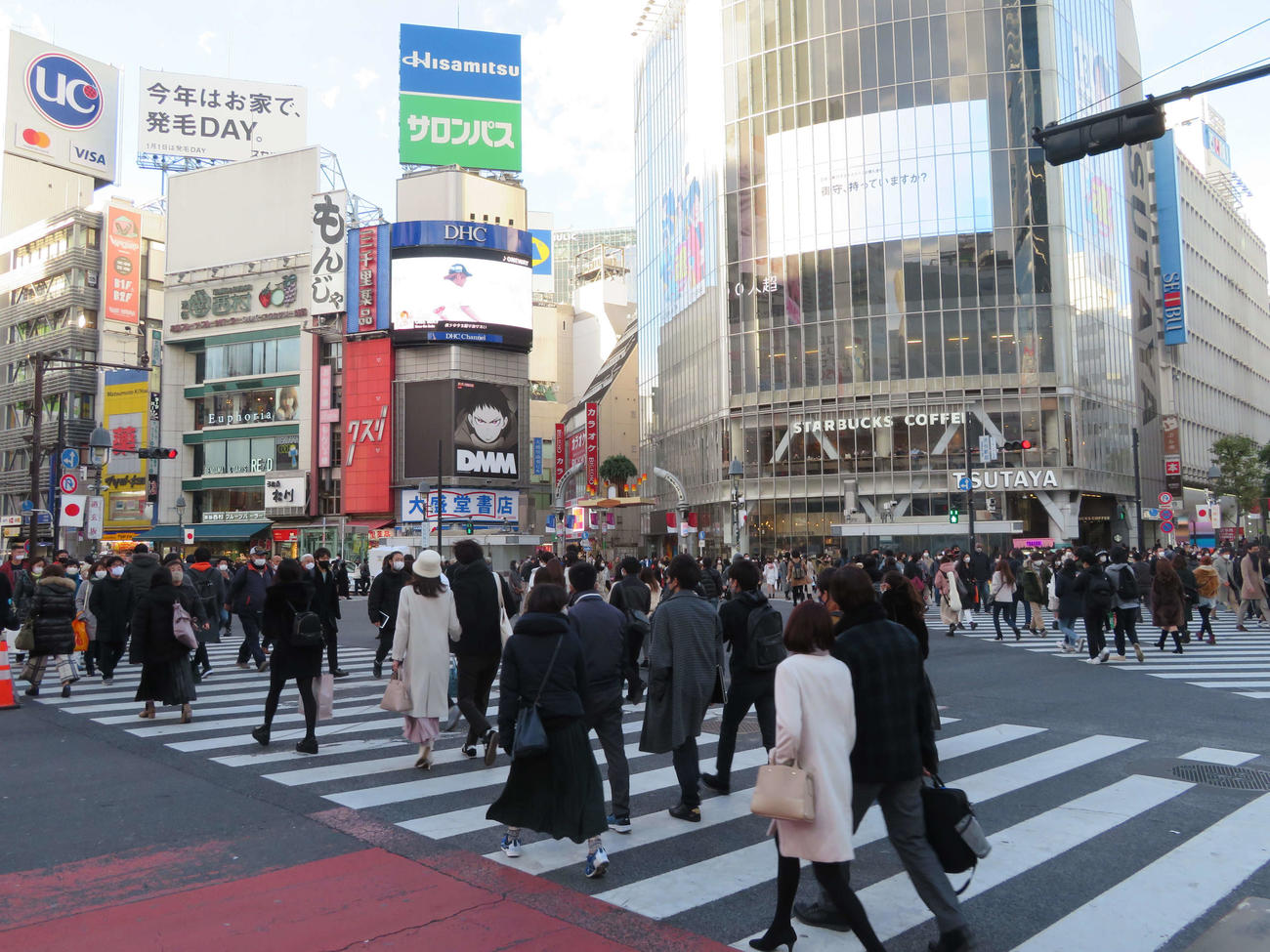 緊急事態宣言の再発令後の初の週末に、多くの人が訪れた渋谷のスクランブル交差点（撮影・沢田直人）