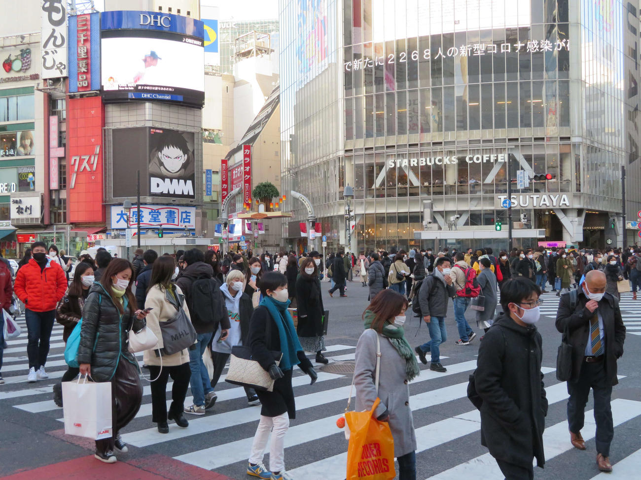 緊急事態宣言の再発令後の初の週末に、多くの人が訪れた渋谷のスクランブル交差点（撮影・沢田直人）