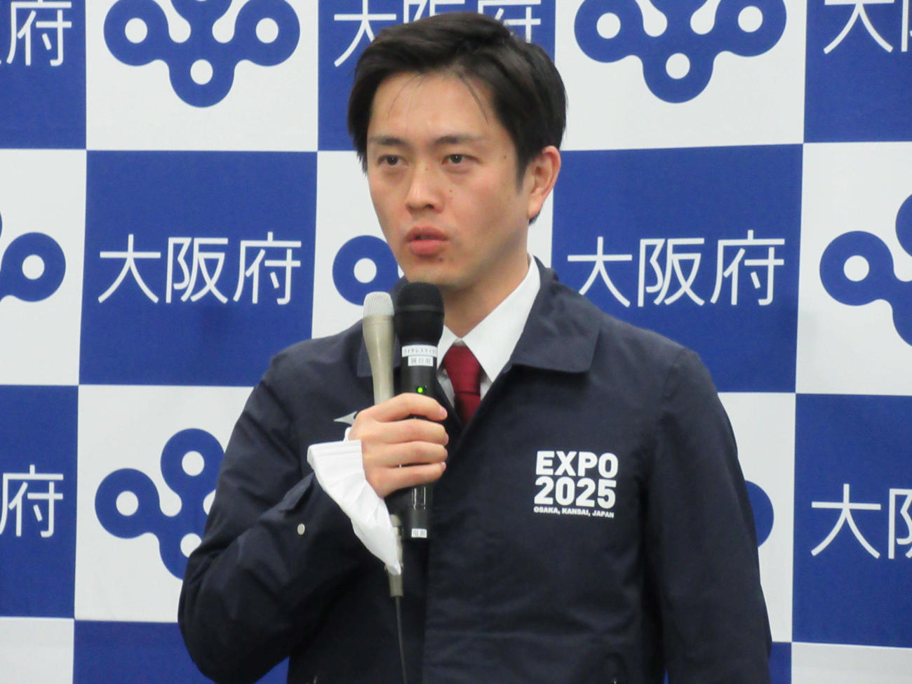 取材に応じる大阪府の吉村洋文知事（撮影・星名希実）