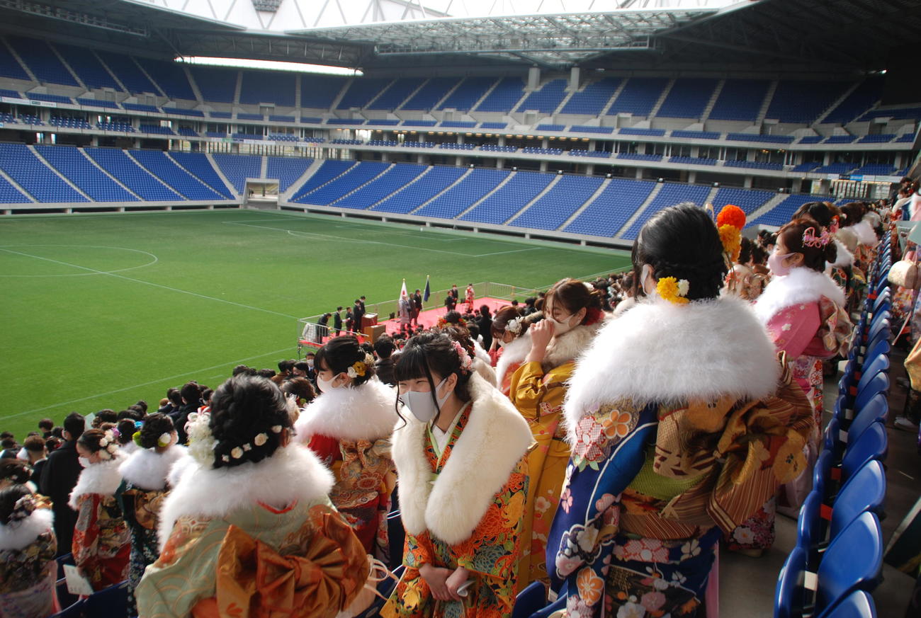 サッカーJ1のG大阪の本拠地「パナソニックスタジアム吹田」で開催された吹田市の成人祭（撮影・松浦隆司）