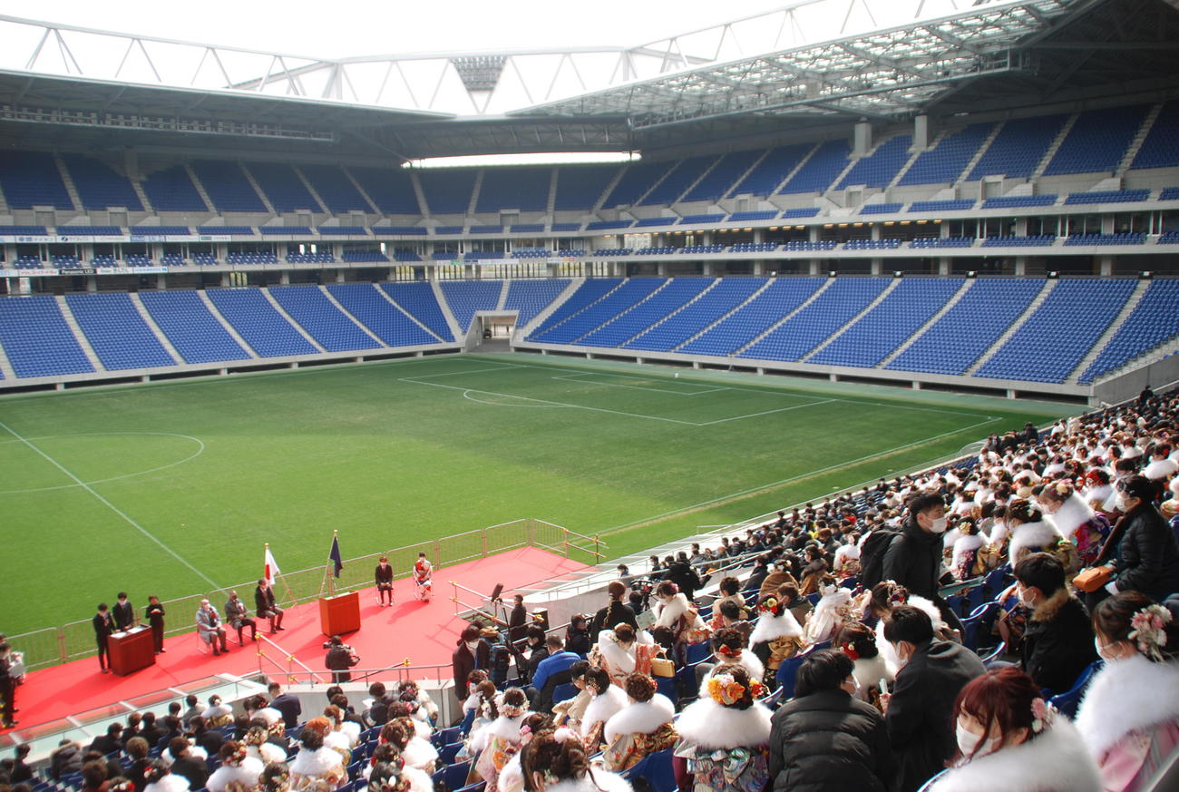 サッカーJ1のG大阪の本拠地「パナソニックスタジアム吹田」で開催された吹田市の成人祭（撮影・松浦隆司）