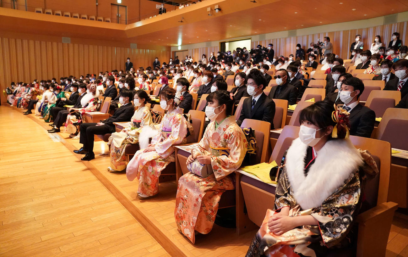 東京都杉並区の成人式「成人祝賀のつどい」は1席ずつ間隔を空けて行われた（撮影・鈴木みどり）