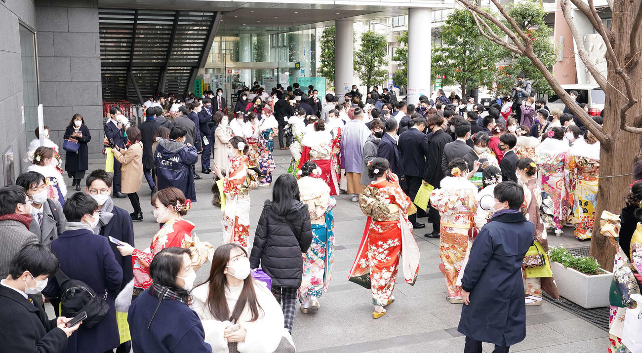 東京都杉並区の成人式「成人祝賀のつどい」が行われた杉並公会堂前には多くの新成人が集まった（撮影・鈴木みどり）