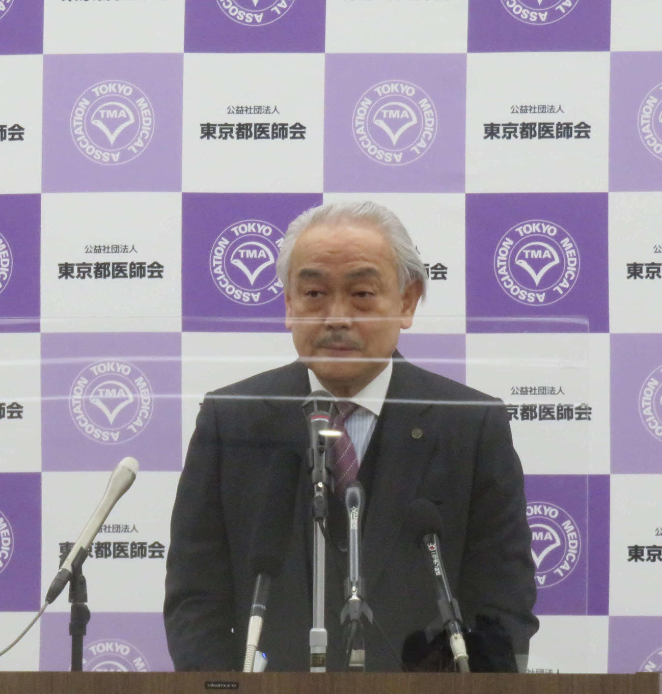 東京都医師会の尾崎治夫会長が会見で医療崩壊の危機を訴えた（撮影・大上悟）