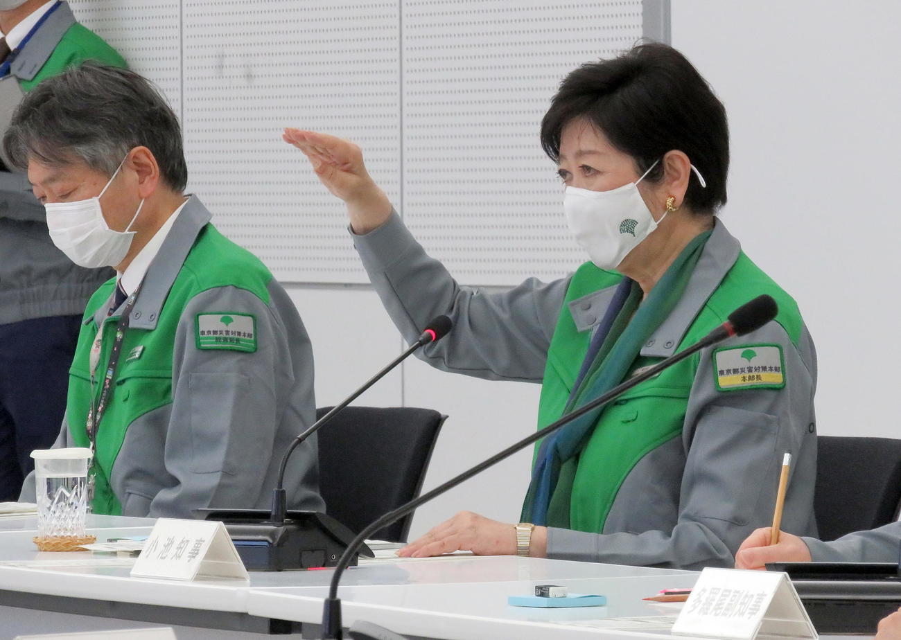 区市町村長とのテレビ会議を行った小池都知事（右）（撮影・鎌田直秀）