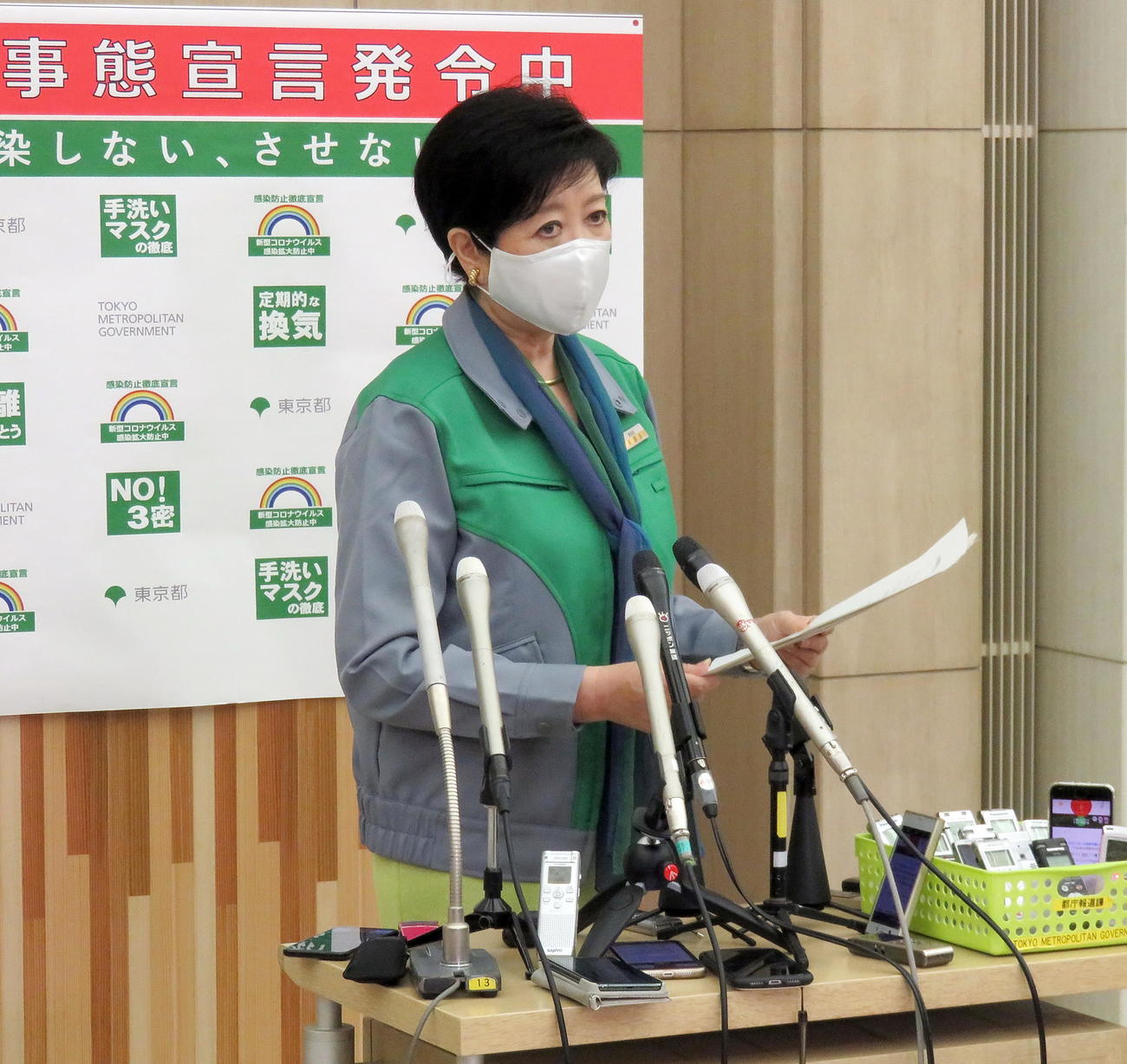 新型コロナウイルス感染症モニタリング会議後に取材対応する小池都知事