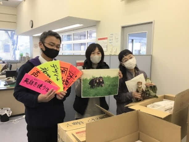 タイムカプセルを個人の自宅へ送った、山梨・駿台甲府小の、左から山下、花輪、有野各先生