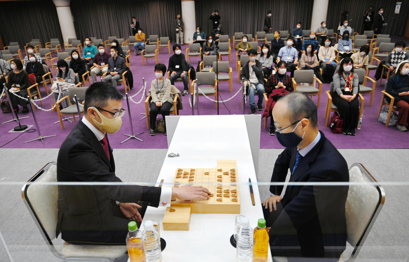 本戦1回戦で対局する渡辺明名人（右）と野月浩貴八段（代表撮影）