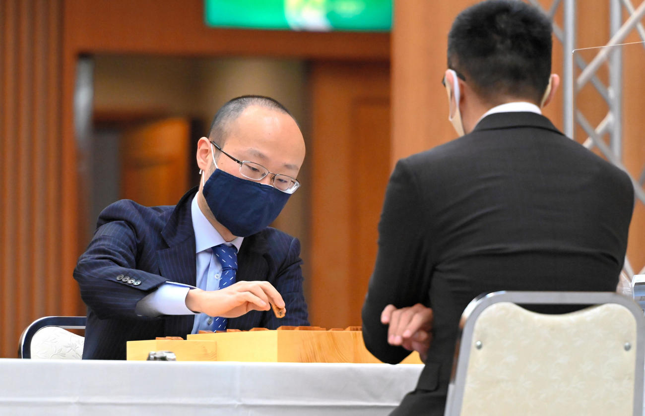 本戦1回戦で、野月浩貴八段（手前）と対局する渡辺明名人（代表撮影）