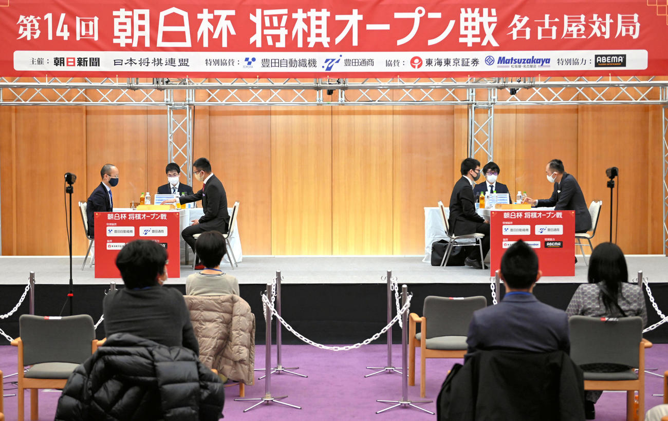 本戦1回戦に臨む（左から）渡辺明名人と野月浩貴八段、永瀬拓矢王座と佐藤紳哉七段（代表撮影）