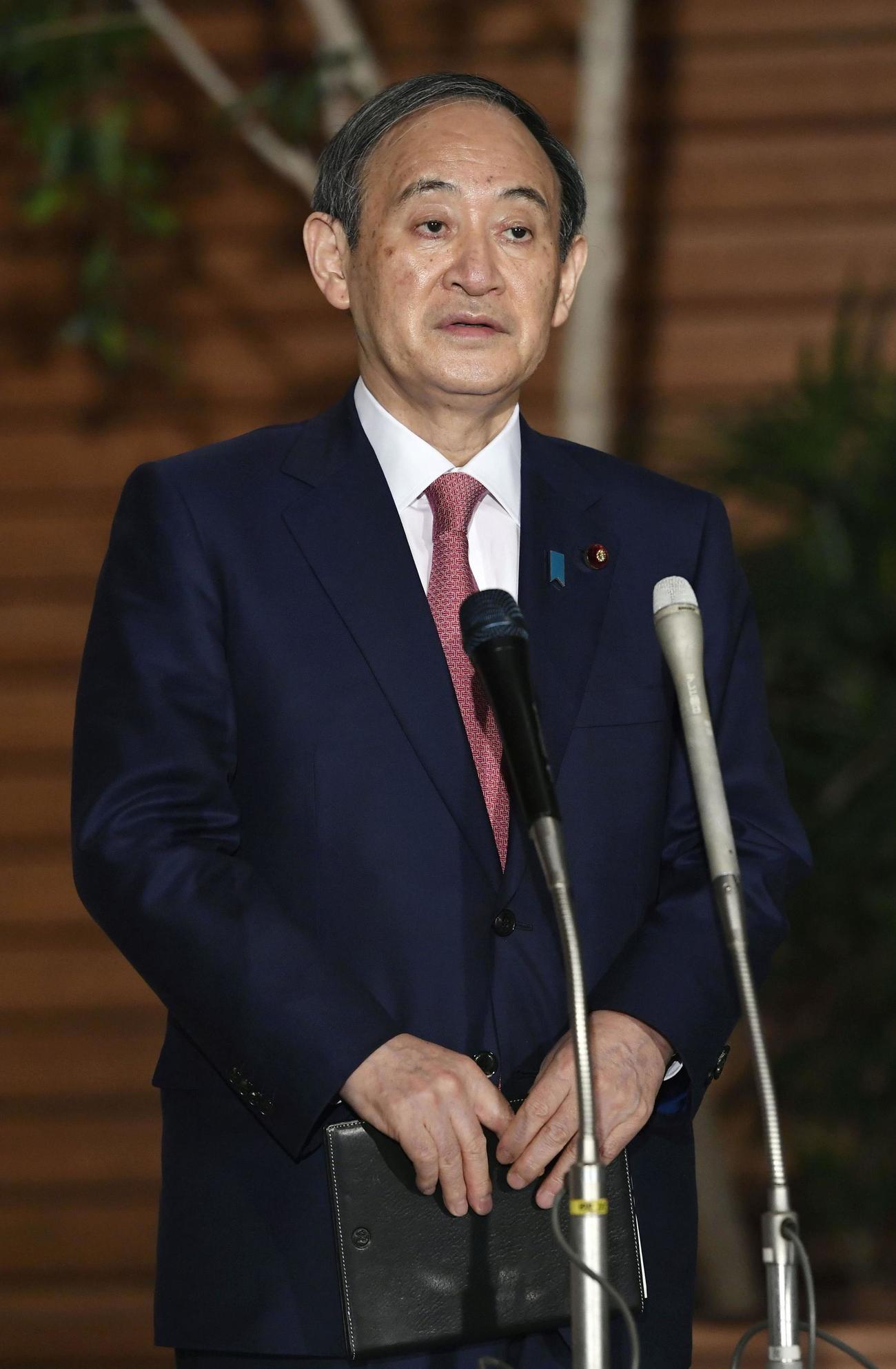 首相官邸で取材に応じる菅首相（共同）