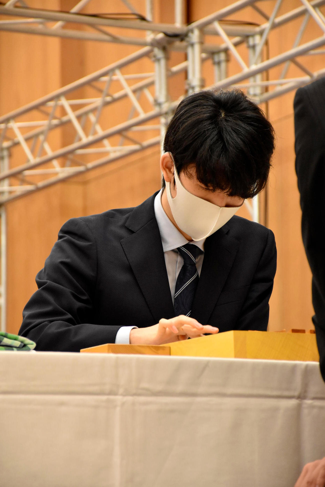 第14期朝日杯オープン戦の本戦トーナメント1回戦に登場した藤井聡太2冠（日本将棋連盟提供）