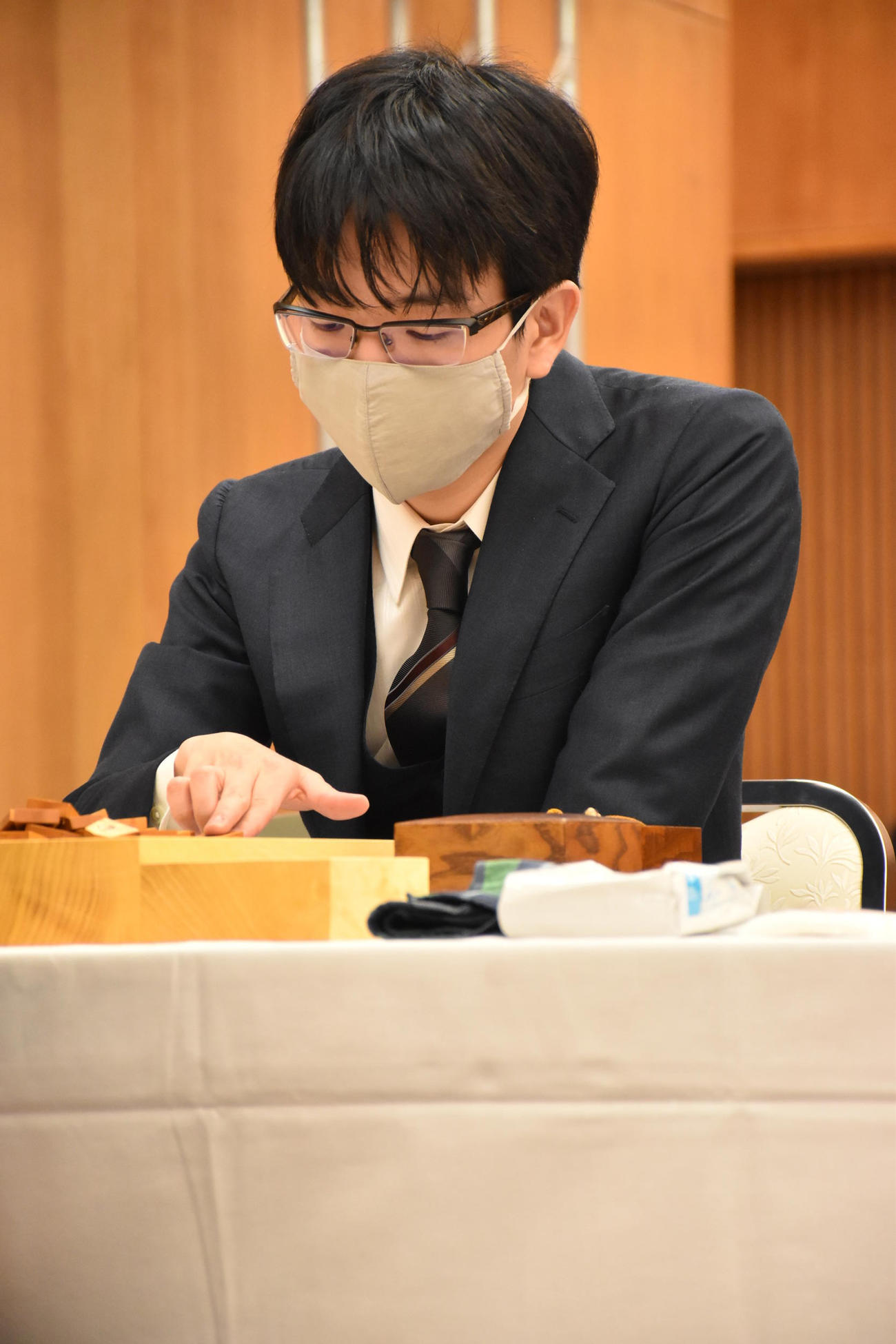 第14期朝日杯オープン戦の本戦トーナメント準々決勝に臨んだ藤豊島将之竜王（日本将棋連盟提供）