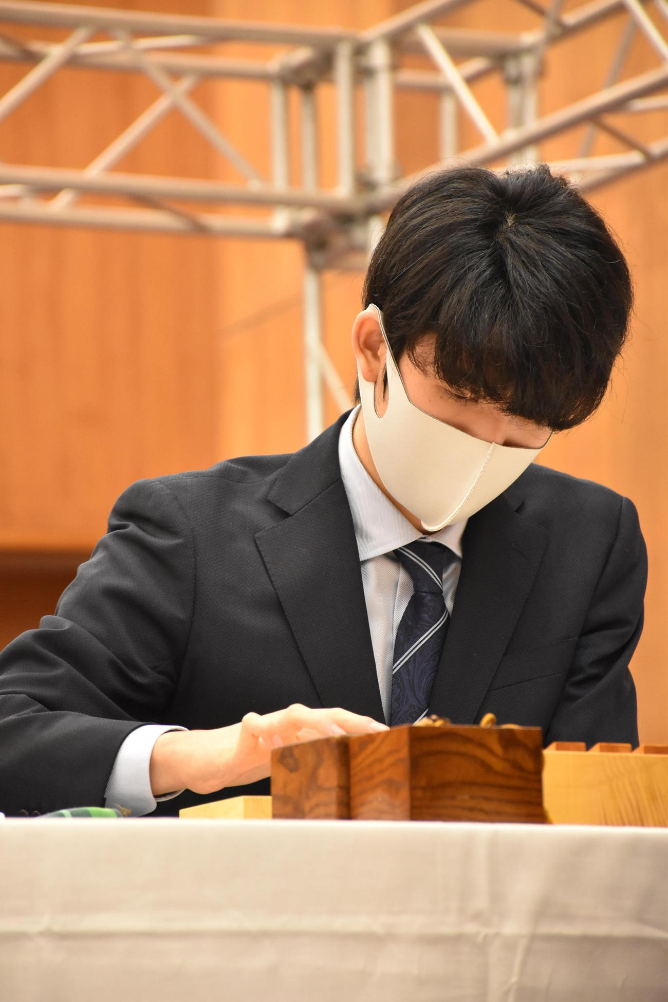 第14期朝日杯オープン戦の本戦トーナメント準々決勝に臨んだ藤井聡太2冠（日本将棋連盟提供）