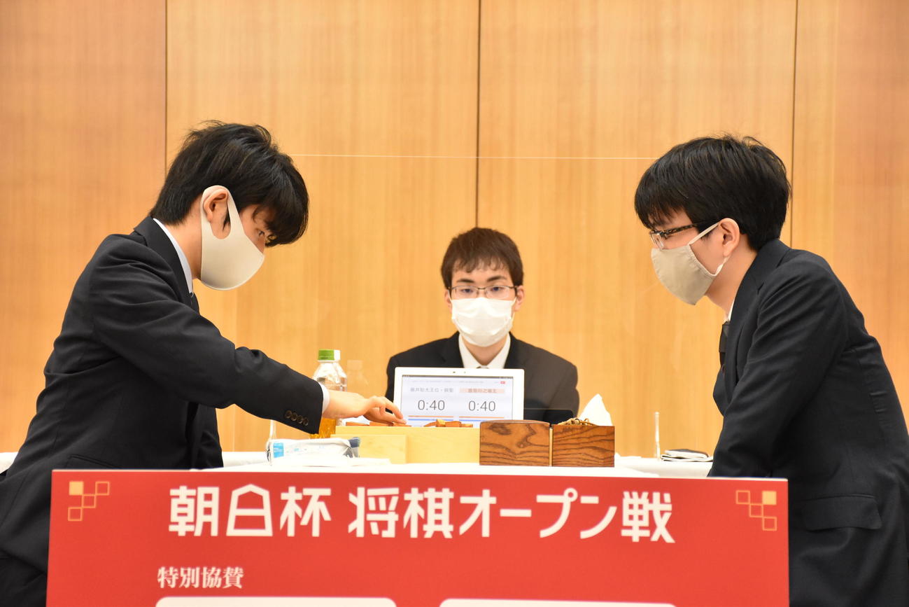 第14期朝日杯オープン戦の本戦トーナメント準々決勝に臨んだ藤井聡太2冠（左）、豊島将之竜王（日本将棋連盟提供）