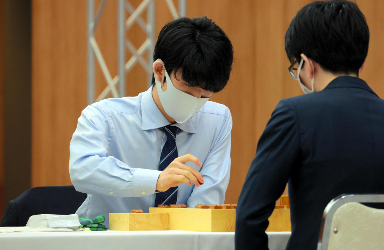 本戦2回戦で、豊島将之竜王（右）と対局する藤井聡太2冠（代表撮影）