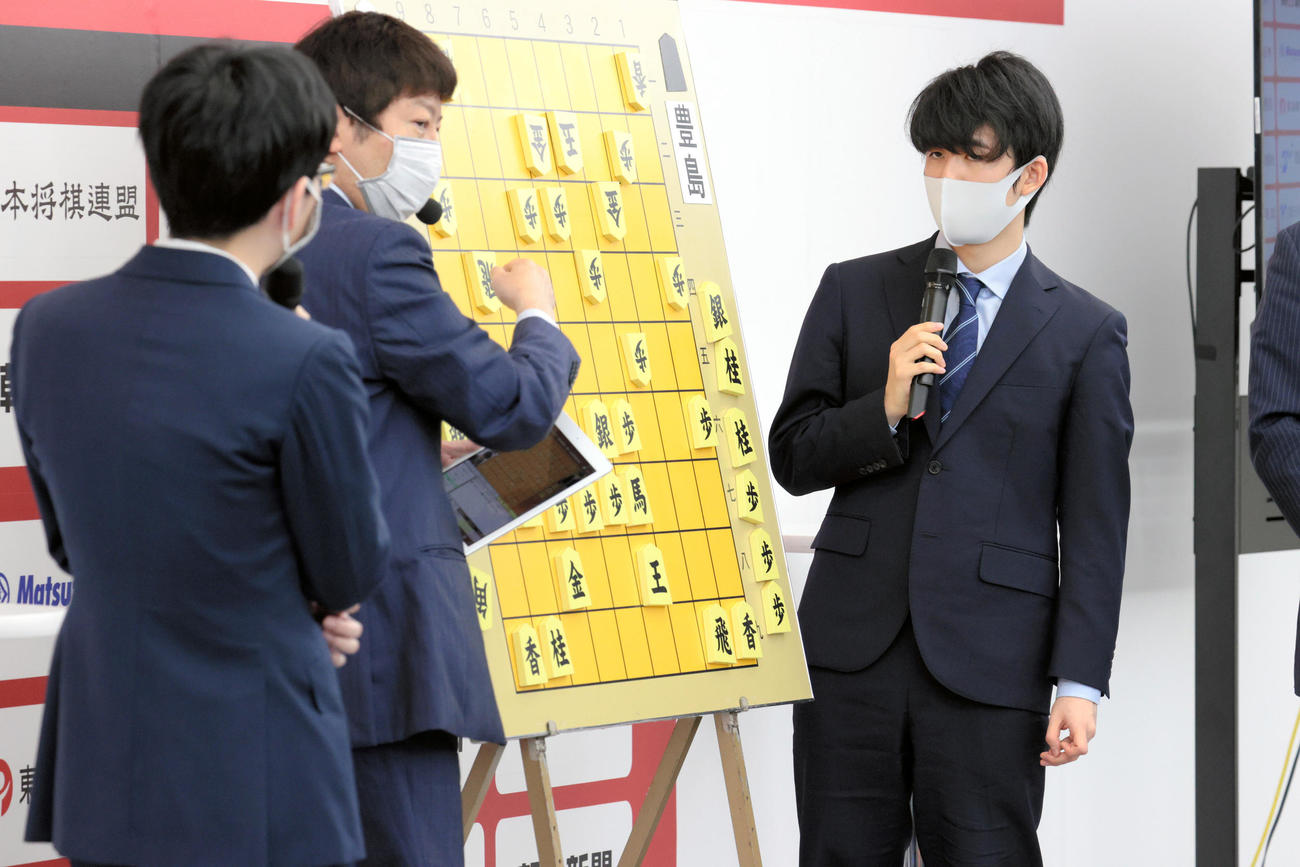 豊島将之竜王（左端）に勝ち、大盤解説会で対局を振り返る藤井聡太二冠（右）（代表撮影）